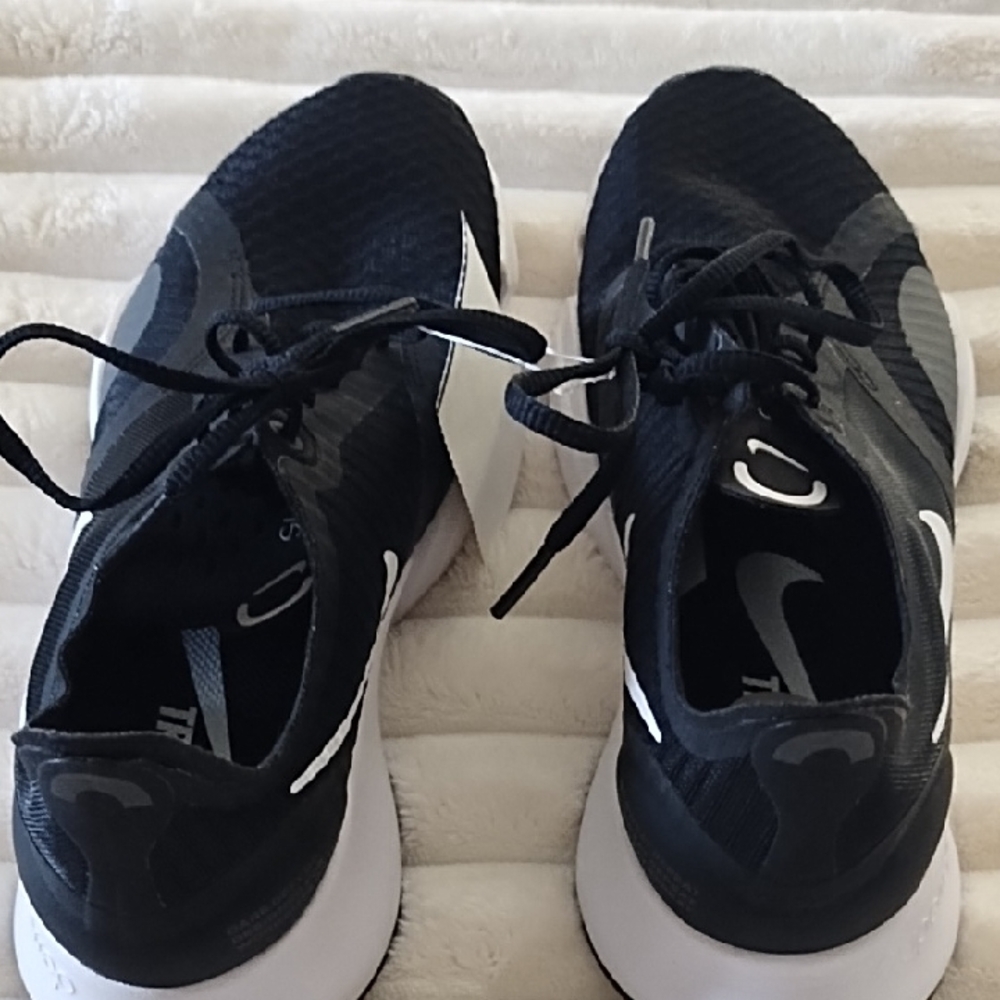 Nike Black and White Women's Athletic Shoes